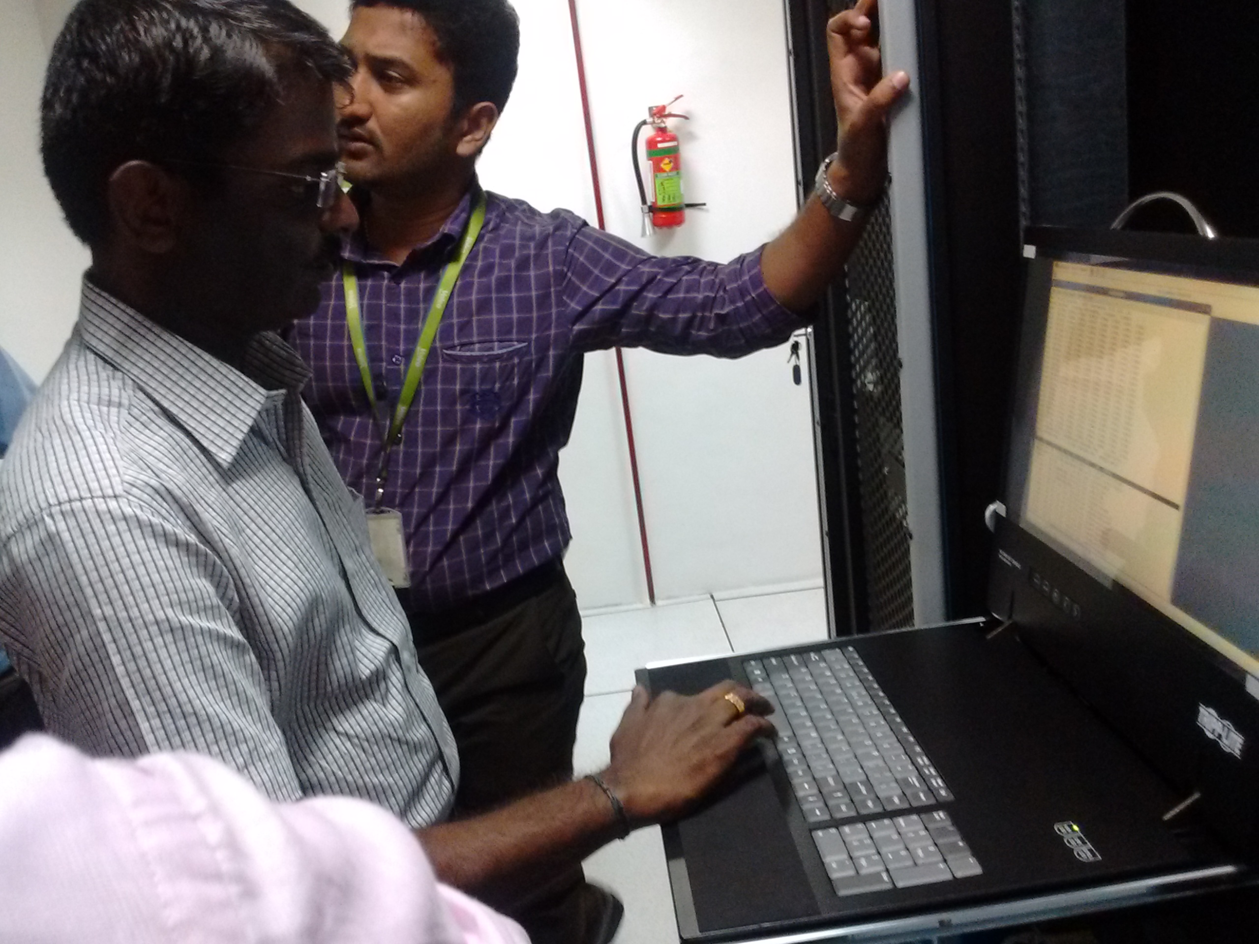 Field engineer and client discussing SGI rack server issue, Chennai datacenter, February 2016